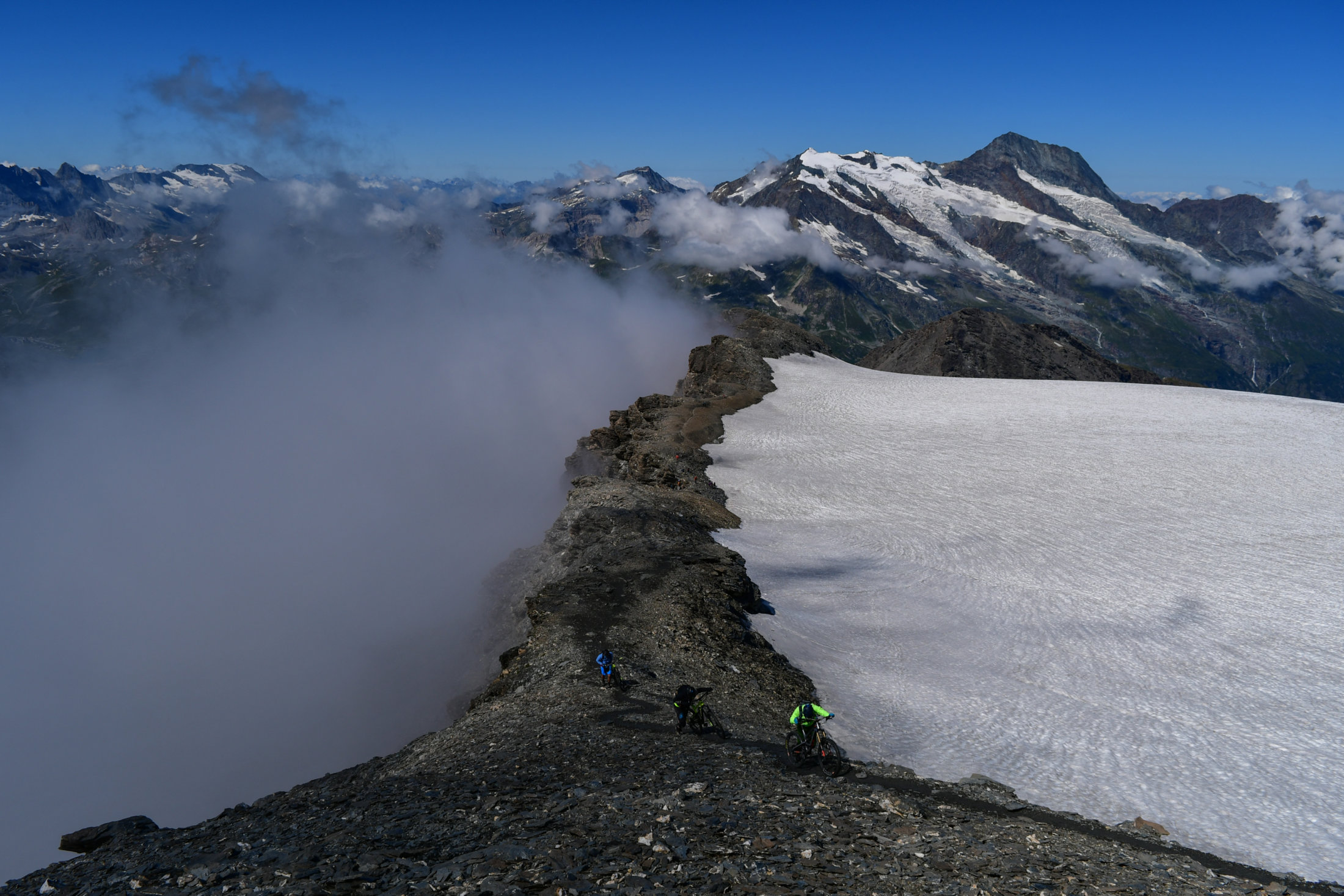 Irre Mountain-Biker kurz vor dem letzten Steilstück des Gipfela