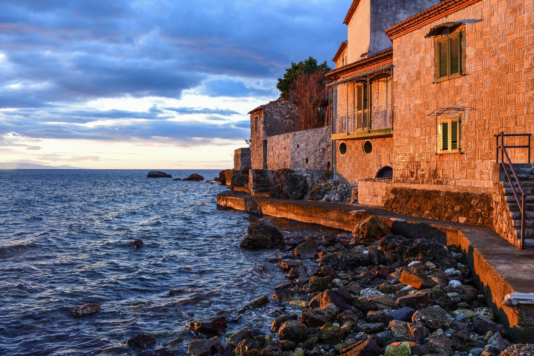 Strandhaus in Scario im Morgenlicht