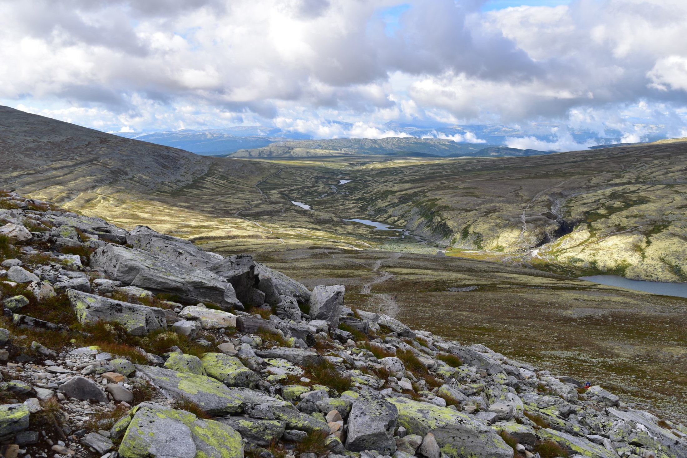 Aufstieg mit Blick zurück zur Anfahrt