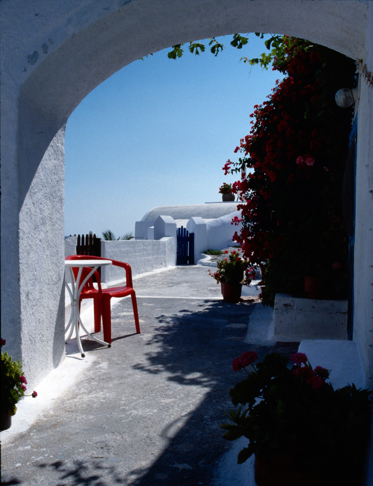 Strassenszene in Fira, Santorin, Griechenland