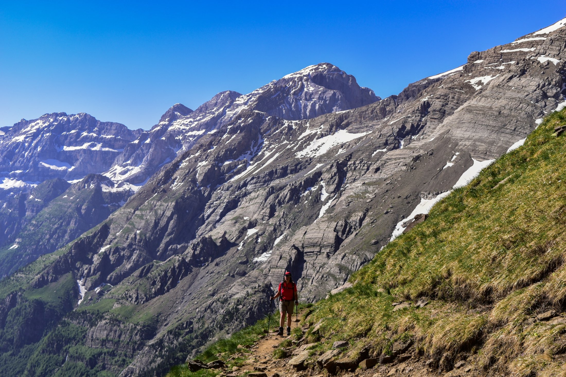 Hiking to Balcon de la Pineta