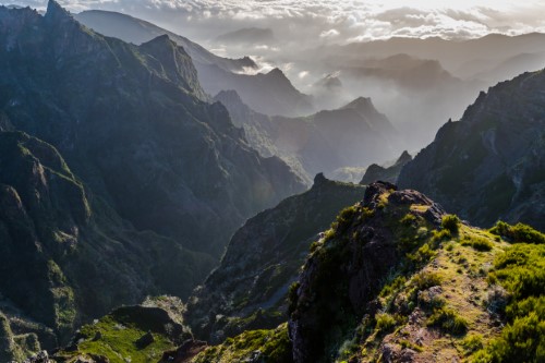 Tiefblick in Schlucht bei Wanderung in Madeira bei Gegenlicht