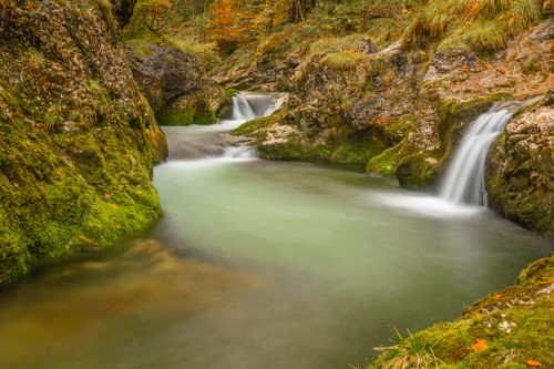 Langzeitaufnahme Wasserfall in Weißbachschlucht im Herbst