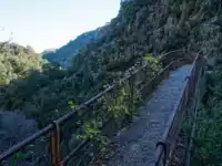 Fußgängerbrücke über die Schlucht