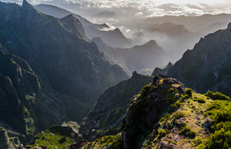 Tiefblick in Schlucht bei Wanderung in Madeira bei Gegenlicht