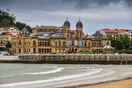 Hafen und Altstadt von San Sebastian im Baskenland