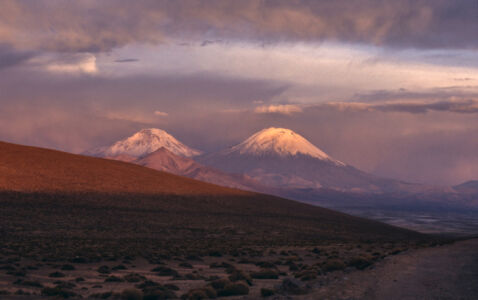 Vulkangipfel in Chile bei dramatischem Sonnenuntergang