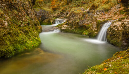 Langzeitaufnahme Wasserfall in Weißbachschlucht im Herbst